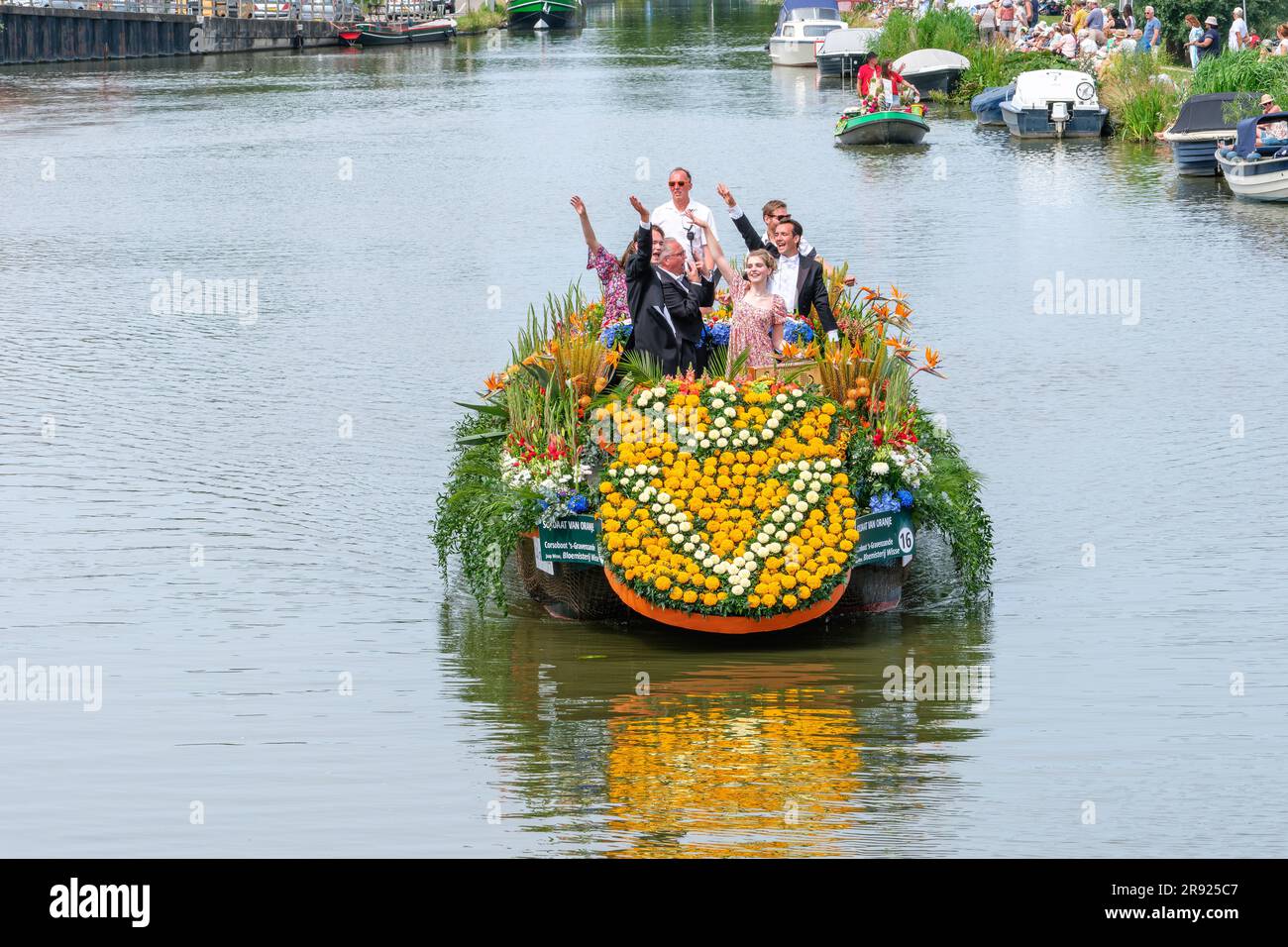 SCHIPLUIDEN, NIEDERLANDE - 23. JUNI 2023 : jährliche farbenfrohe Kanalparade mit Blumen und Gemüse dekorierte Boote mit fröhlichem Gesang Stockfoto