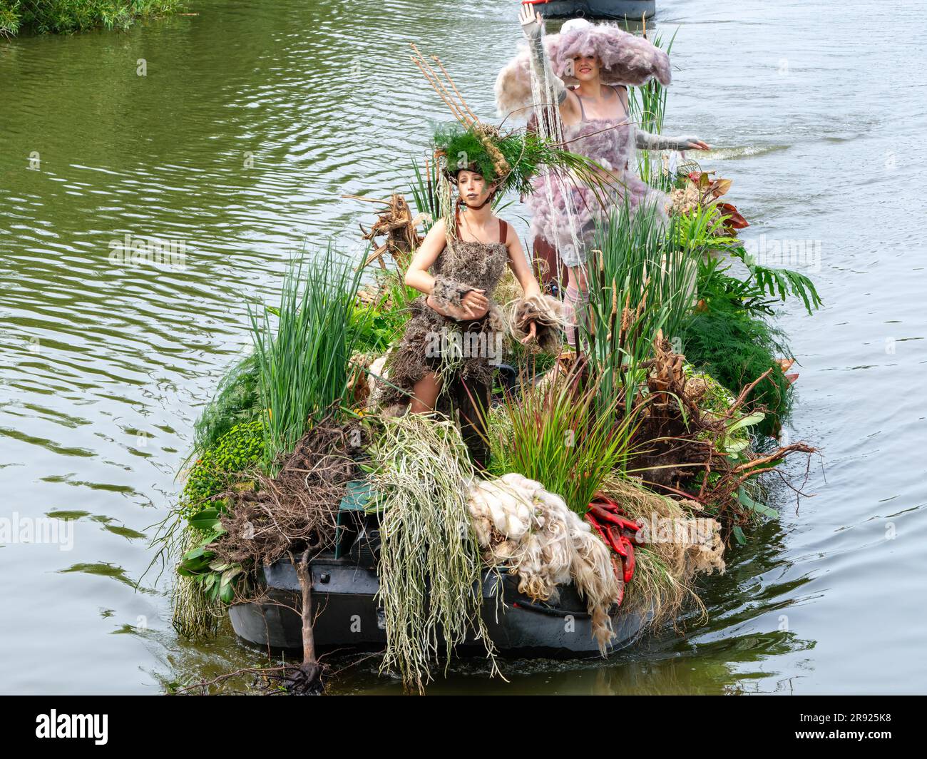 SCHIPLUIDEN, NIEDERLANDE - 23. JUNI 2023 : jährliche farbenfrohe Kanalparade mit Blumen und Gemüse dekorierte Boote mit fröhlichem Gesang Stockfoto