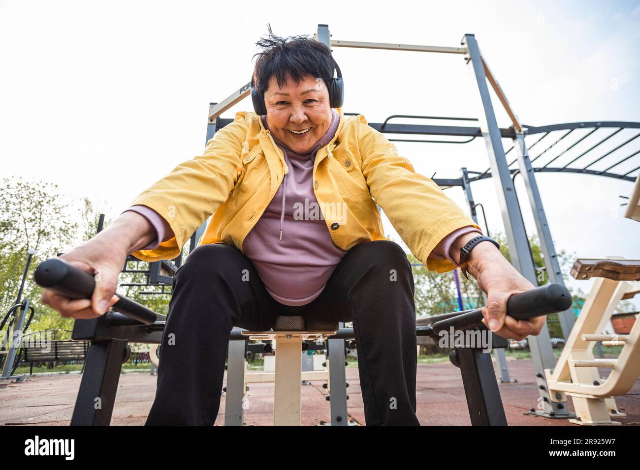 Lächelnde Seniorin, die im Park trainiert Stockfoto