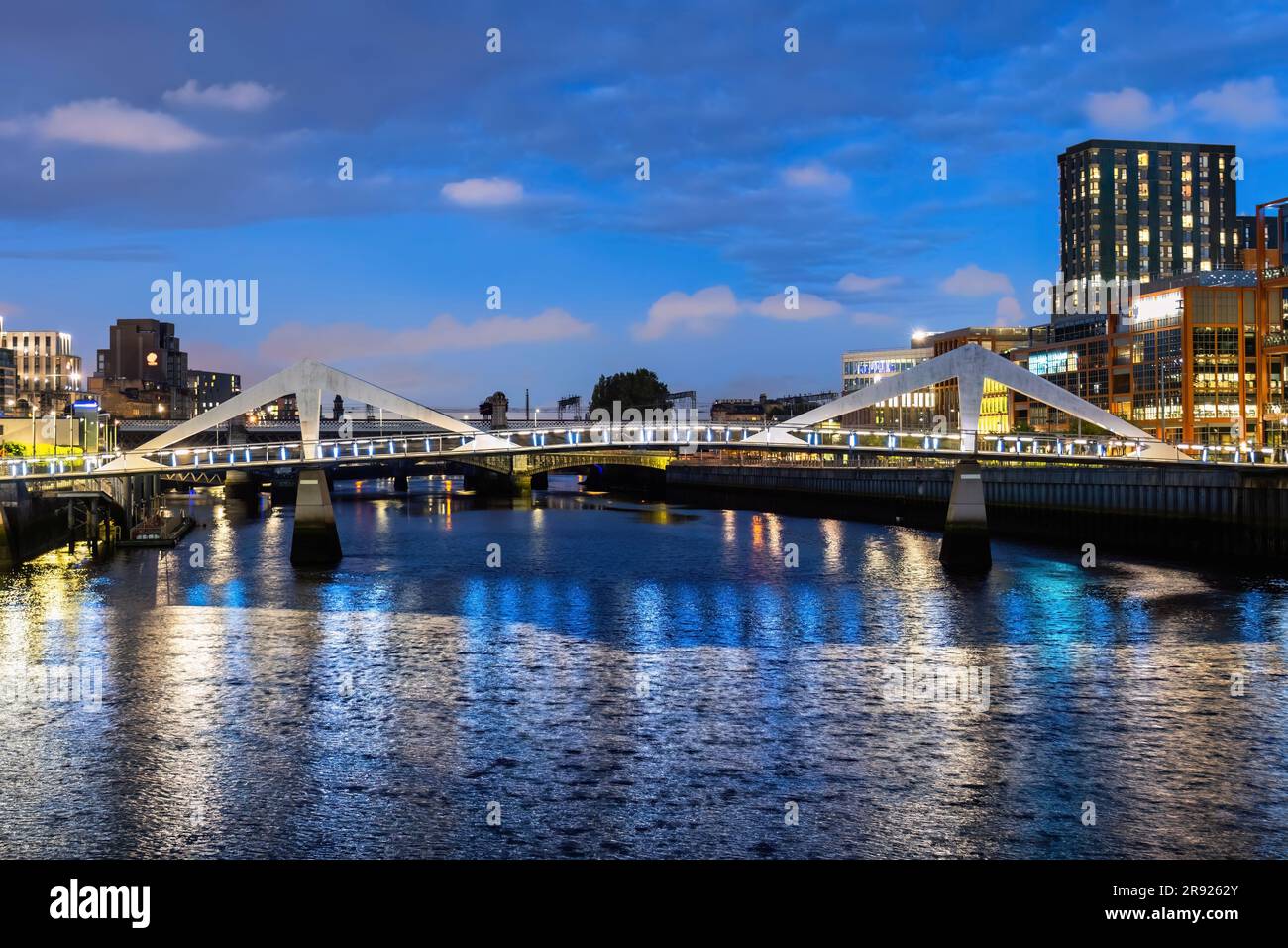 Großbritannien, Schottland, Glasgow, Tradeston Bridge über dem Clyde River bei Abenddämmerung Stockfoto