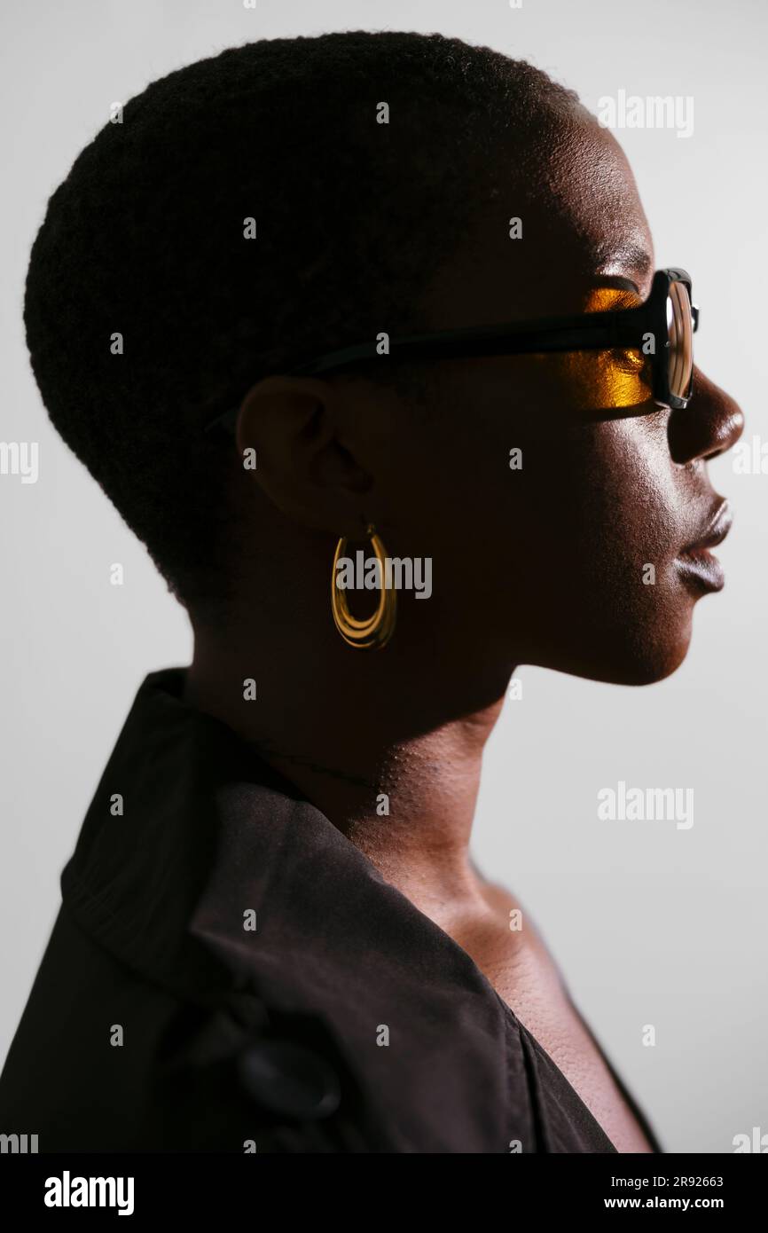 Junge Frau mit kurzen Haaren auf weißem Hintergrund Stockfoto