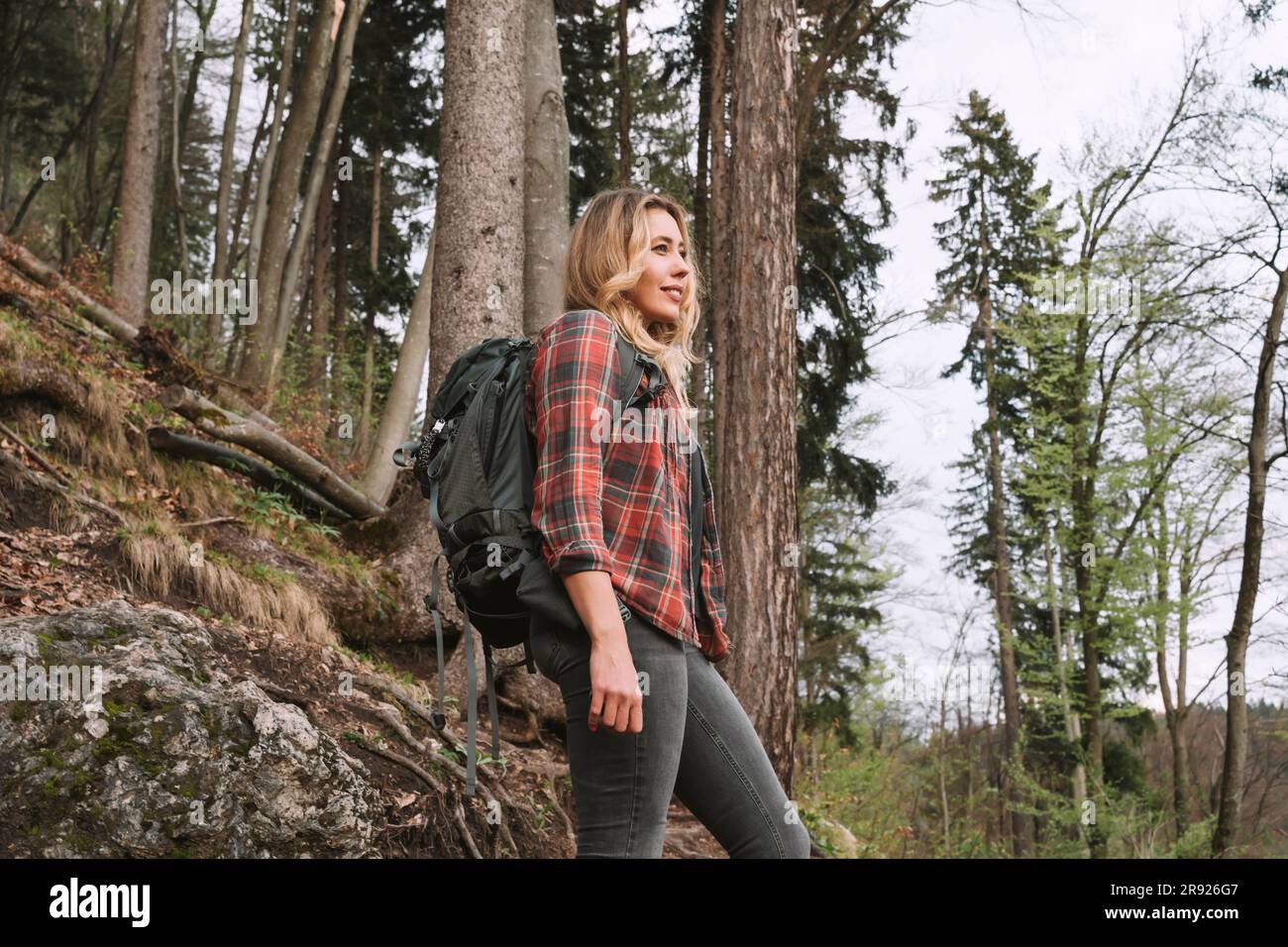 Frau mit Rucksack Wandern im Wald Stockfoto