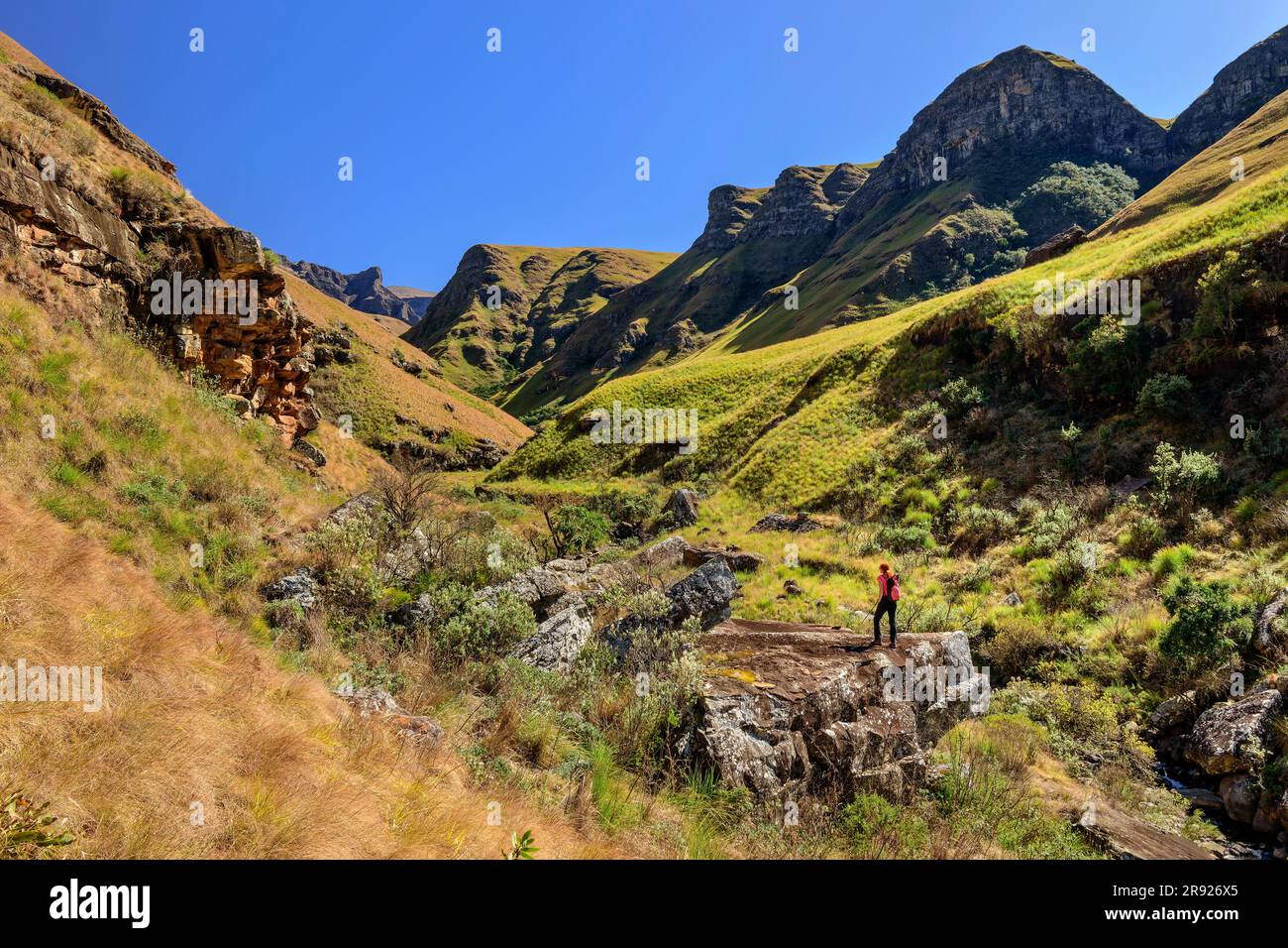 Eine Frau, die auf dem Felsen steht, in KwaZulu-Natal, Drakensberg, Südafrika Stockfoto