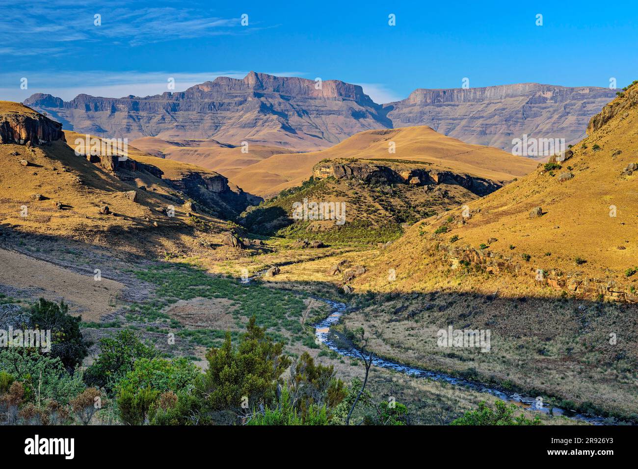Malerischer Blick auf Tal und Berge mit Fluss im Nationalpark KwaZulu-Natal, Drakensberg, Südafrika Stockfoto