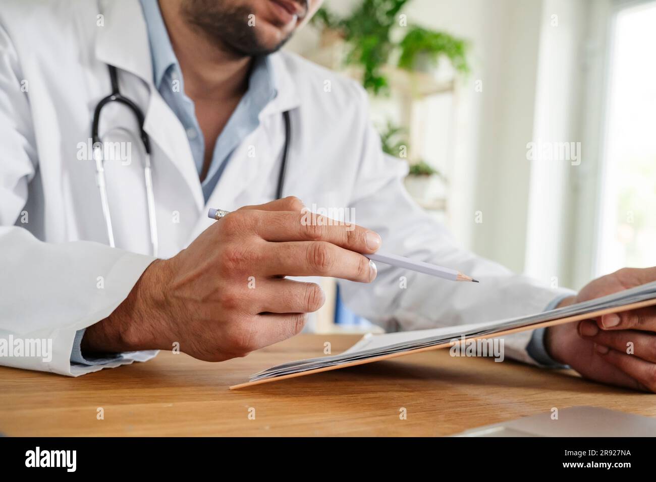 Arzt prüft Arztbericht an der Praxis in der Klinik Stockfoto
