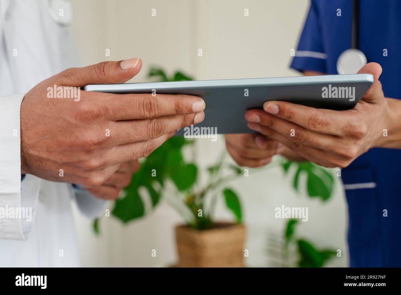 Ärzte überprüfen Tablet-PC in der Gesundheitsklinik Stockfoto