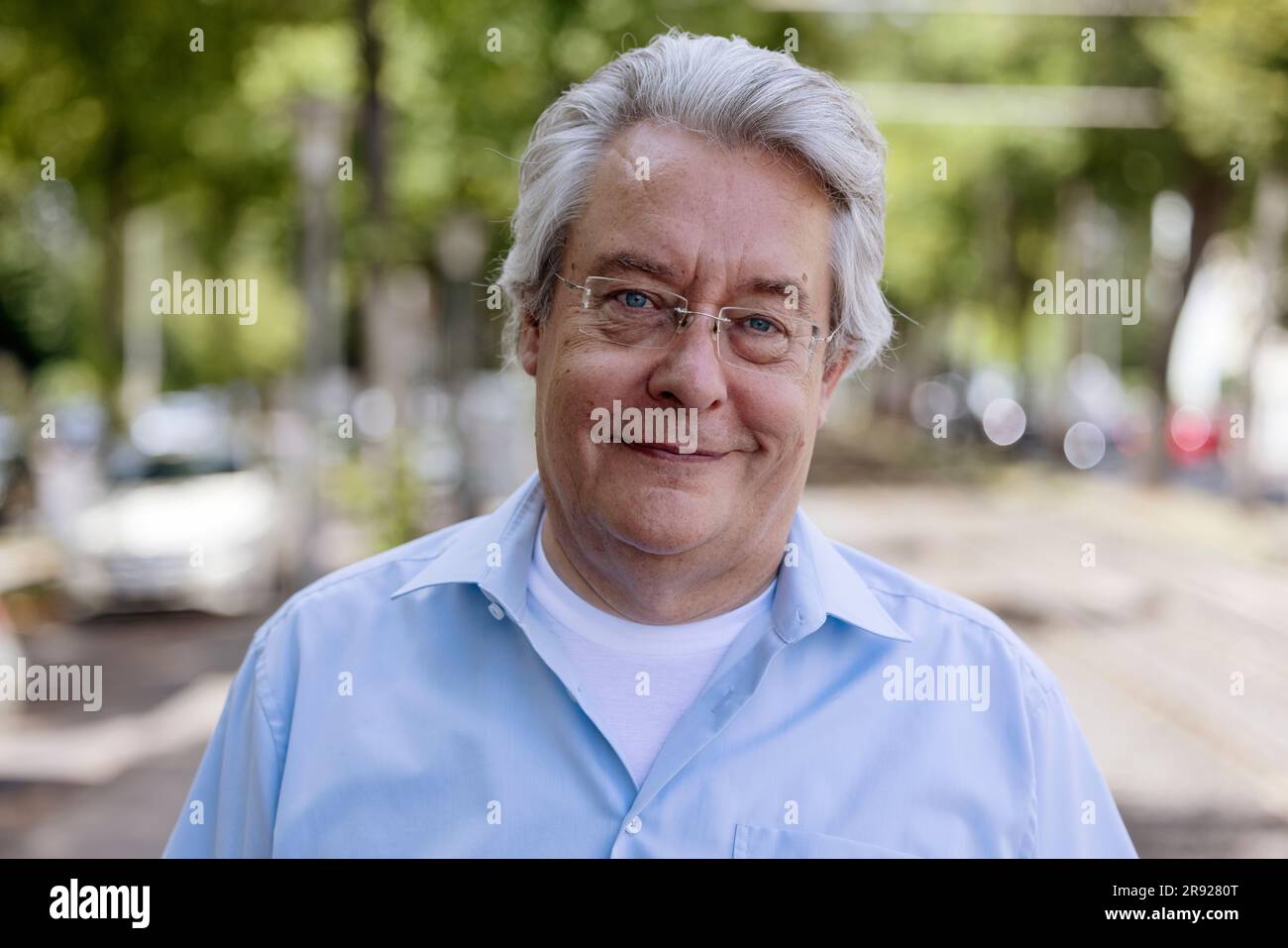 Lächelnder Rentner mit Brille im Park Stockfoto