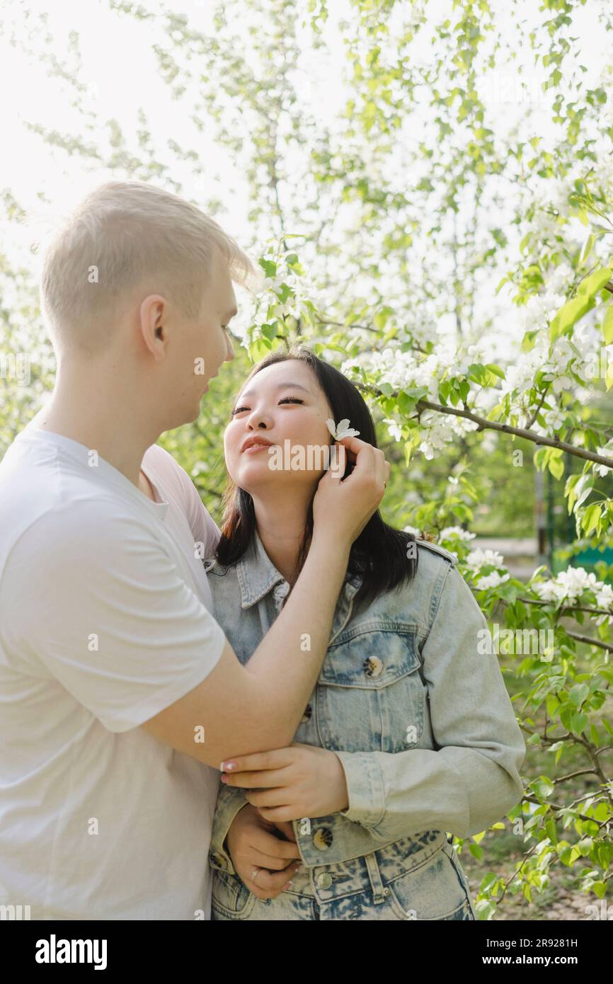 Ein junges Paar, das Romantik im Park macht Stockfoto