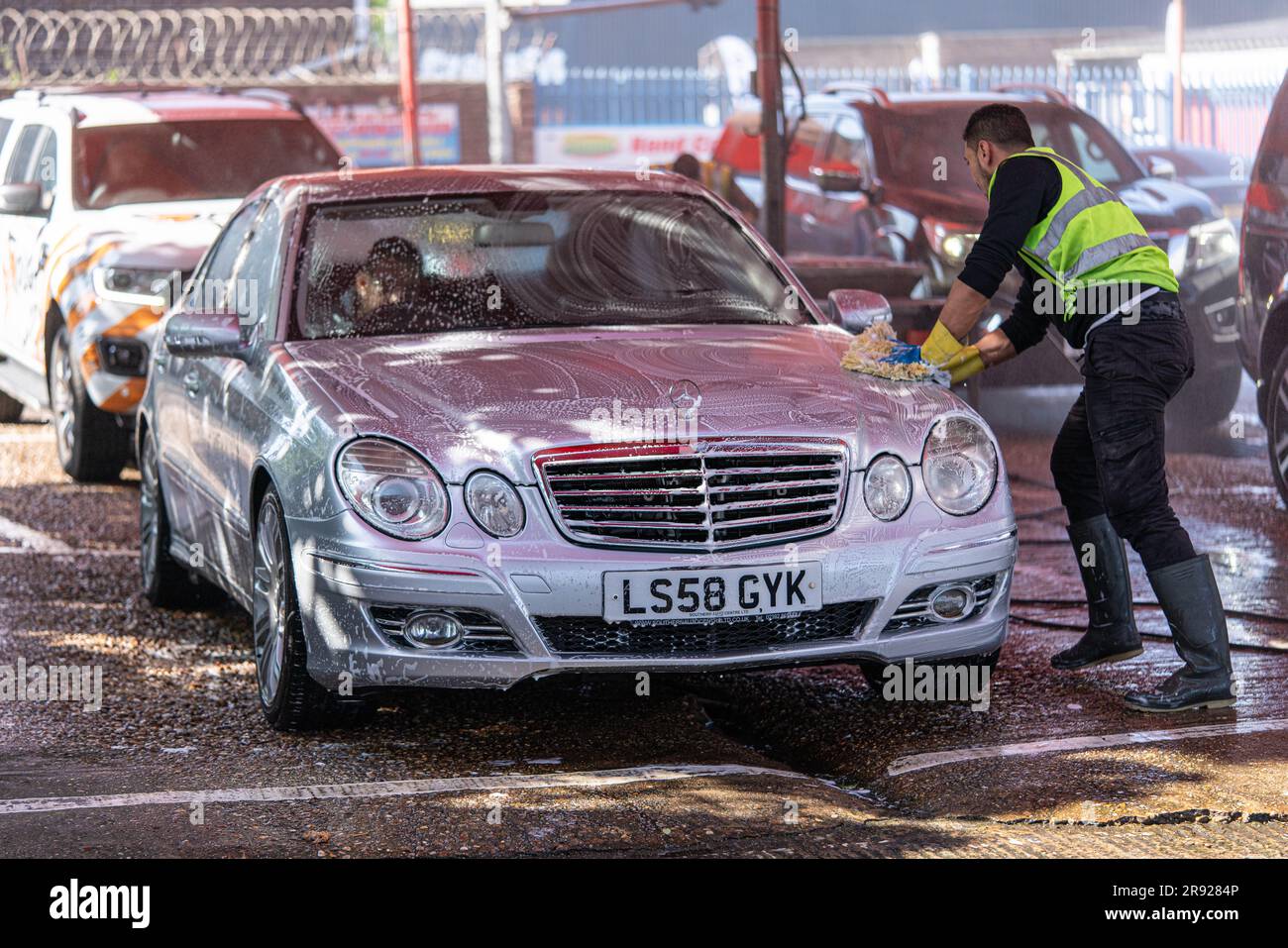 Autowaschanlage, Fahrzeugreinigung, Handwäsche, Waschmaschine, Jet Spry, Reinigungspistole, Wasserdruck, Seife, Reinigungsmittel, Parkservice, Sauber, Wachs, Polieren, schützend. Stockfoto