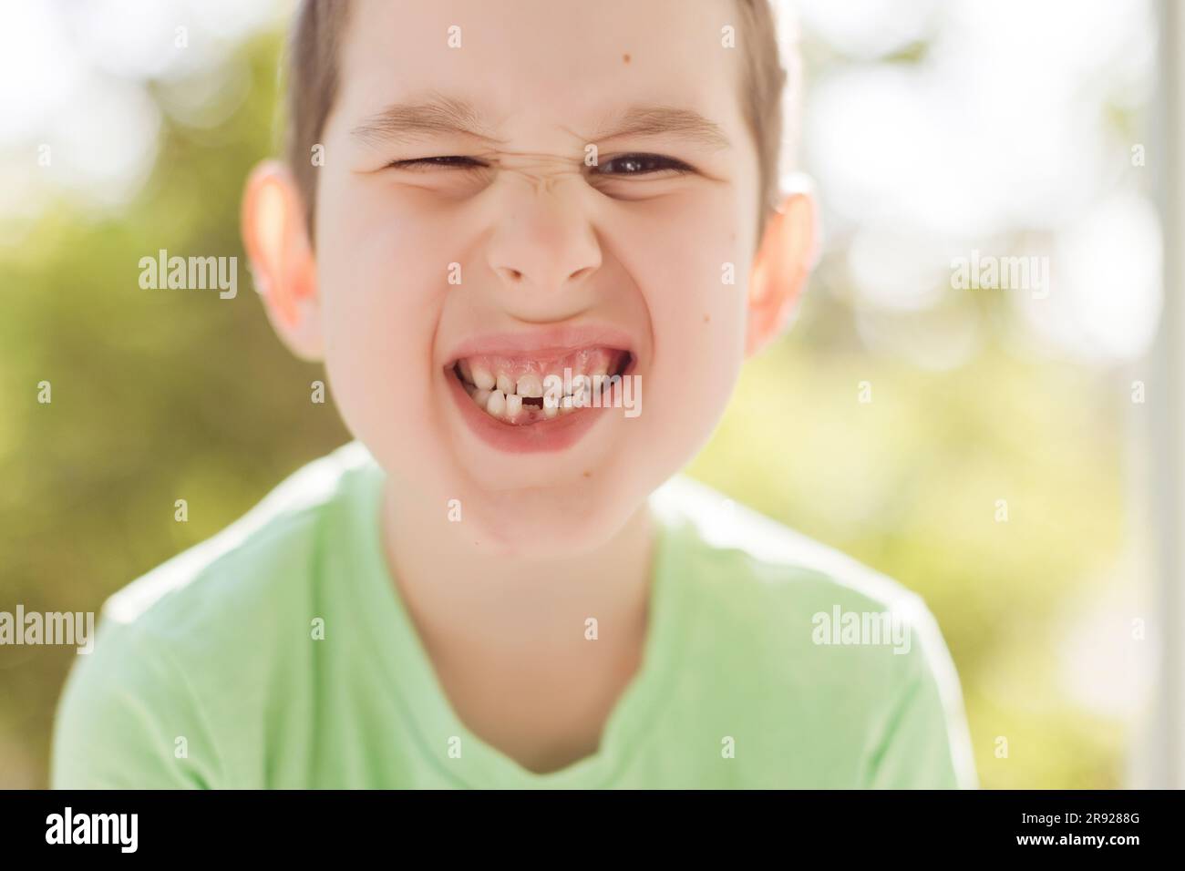 Süßer Junge mit Lückenzahn Stockfoto