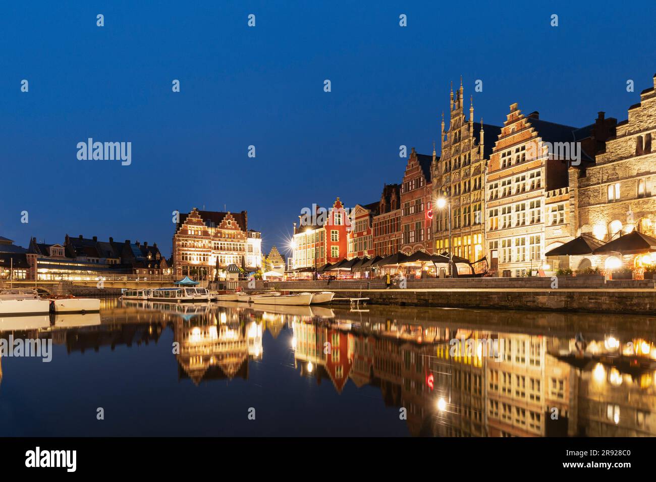 Belgien, Ostflandern, Gent, historische Häuser entlang Graslei und Lys River bei Nacht Stockfoto