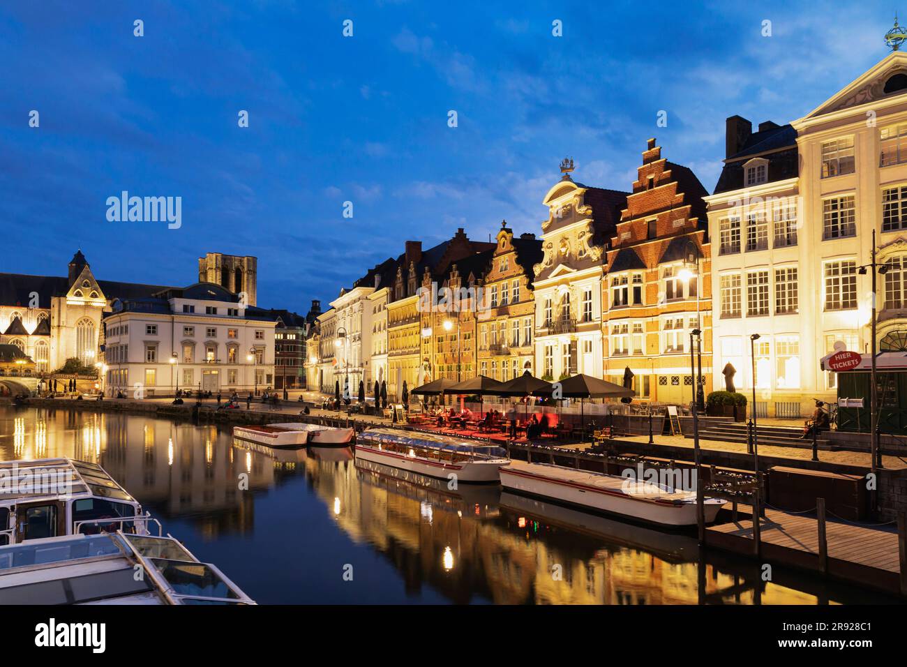 Belgien, Ostflandern, Gent, historische Häuser entlang der Korenlei und des Flusses Lys bei Nacht Stockfoto