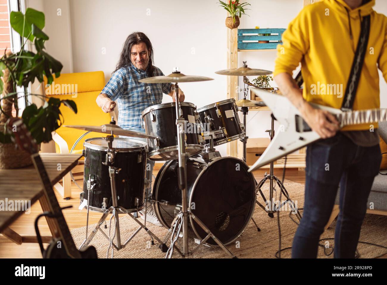 Musiker, die zu Hause Gitarre und Trommel spielen Stockfoto