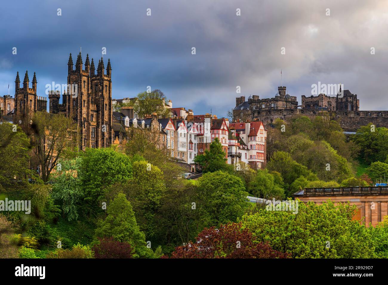 Apartments in Großbritannien, Schottland, Edinburgh, Assembly Hall und Ramsay Garden mit Edinburgh Castle im Hintergrund Stockfoto