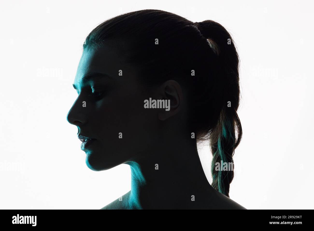 Silhouette, Studio und Gesicht einer Frau auf weißem Hintergrund mit Schatten und Neon oder kreativem Leuchteffekt im Profil. Fantasie, Licht und Glanz der Frau Stockfoto