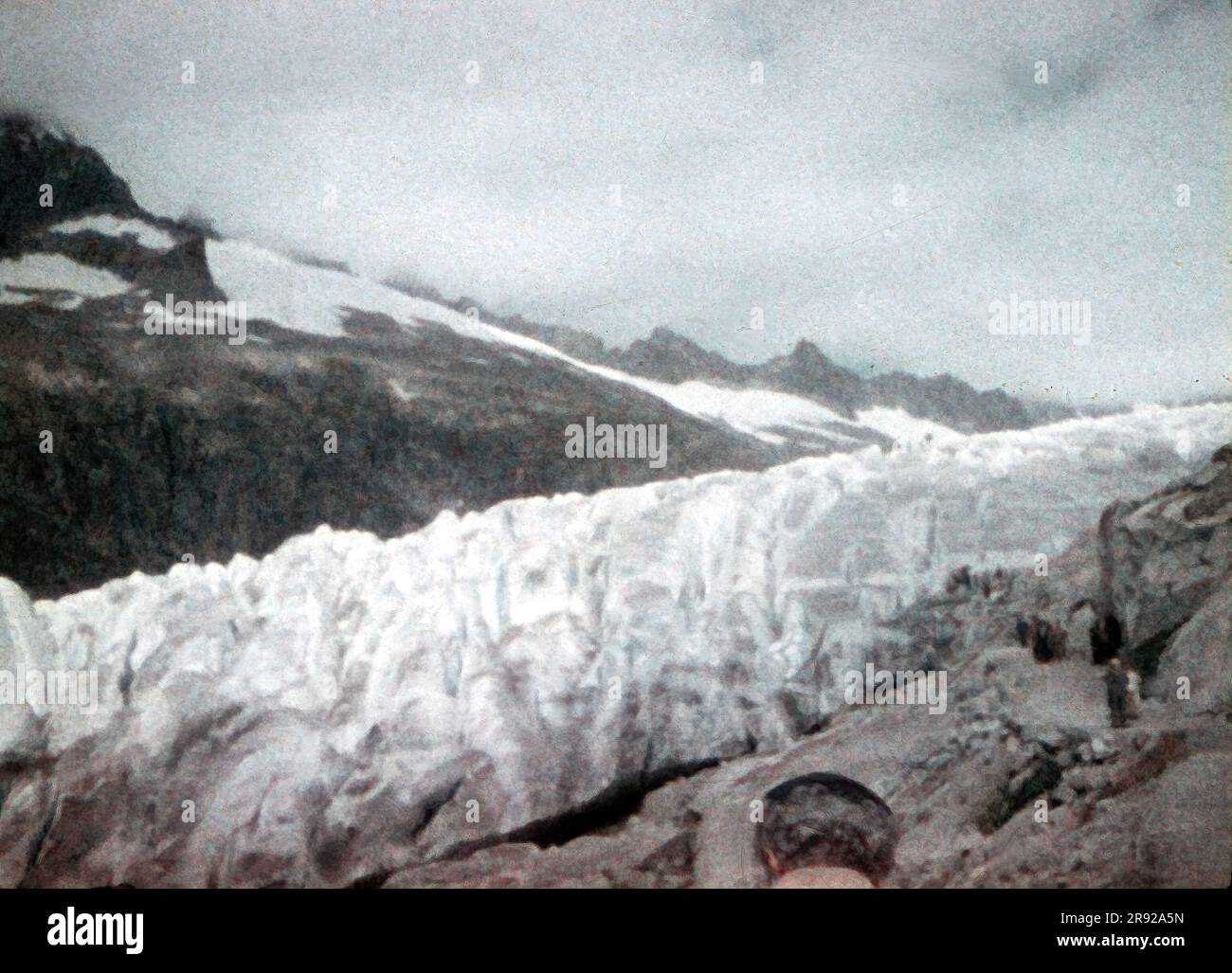 Ende 1950er, Blick auf den Rhone-Gletscher in den Schweizer Alpen- Tieralplistock. Gletschereis war über 6 Meter hoch. Vintage 8 mm Minox Objektträgerfolie. Stockfoto Ende 1950er, Blick auf den Rhone-Gletscher in den Schweizer Alpen- Tieralplistock. Gletschereis war über 6 Meter hoch. Vintage 8 mm Minox Objektträgerfolie. Stockfoto