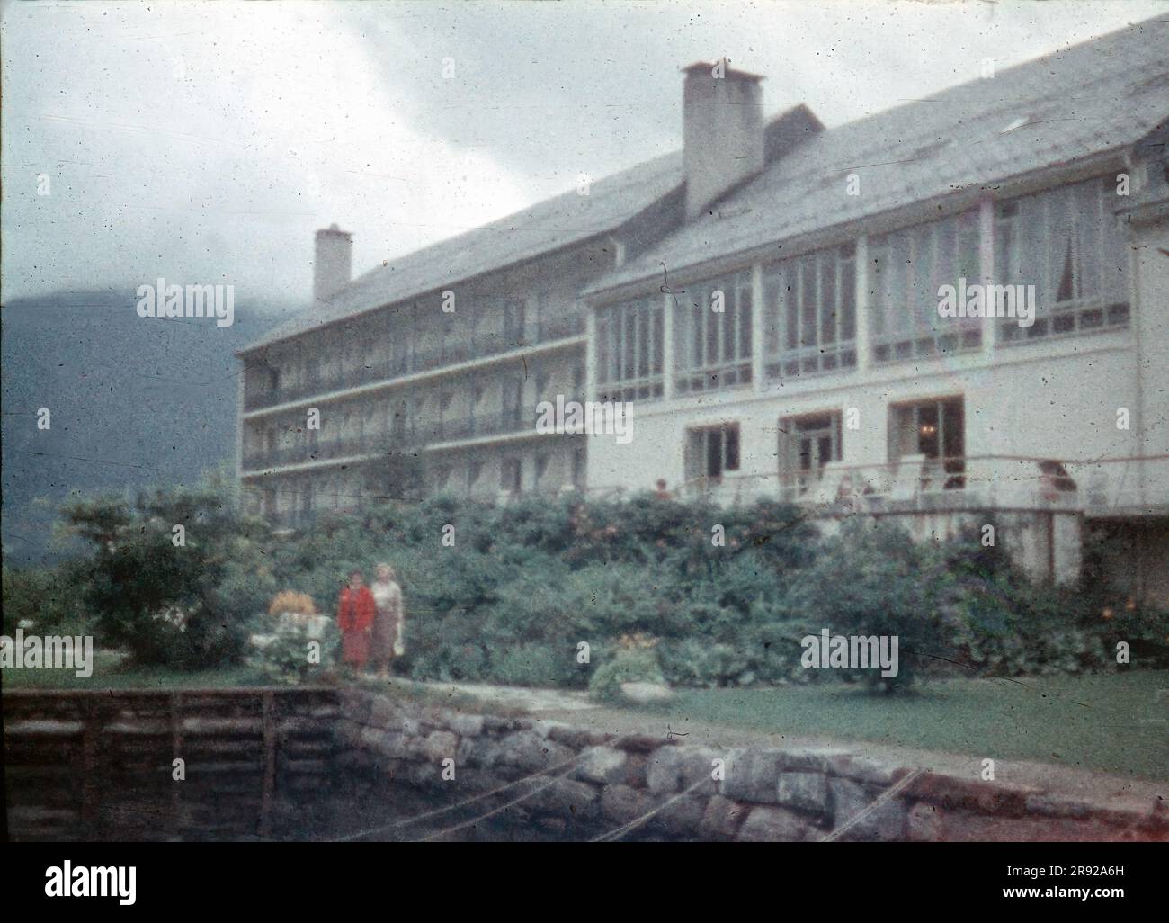 Ende 1950er - Schweizer Skihütte im Sommer, bewölkter Tag, Gärten mit Gras Stockfoto Ende 1950er - Schweizer Skihütte im Sommer, bewölkter Tag, Gärten mit Gras Stockfoto