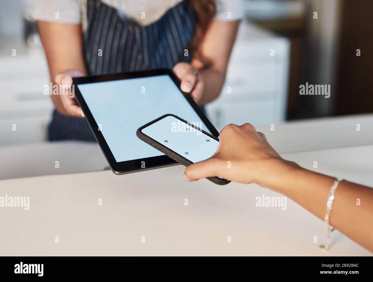 Frau, Hände und Modell-Bildschirm für Bezahlung, E-Commerce oder elektronische Einkäufe im Café. Die Hand einer Kellnerin und Kundin mit Technologie Stockfoto