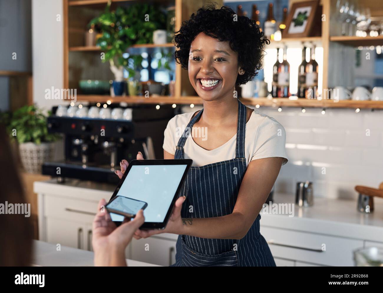Glückliche Frau, Tablet und Mockup-Bildschirm für Bezahlung, E-Commerce oder elektronische Einkäufe im Café. Weibliche Kellnerin und Kundin mit Technologie Stockfoto