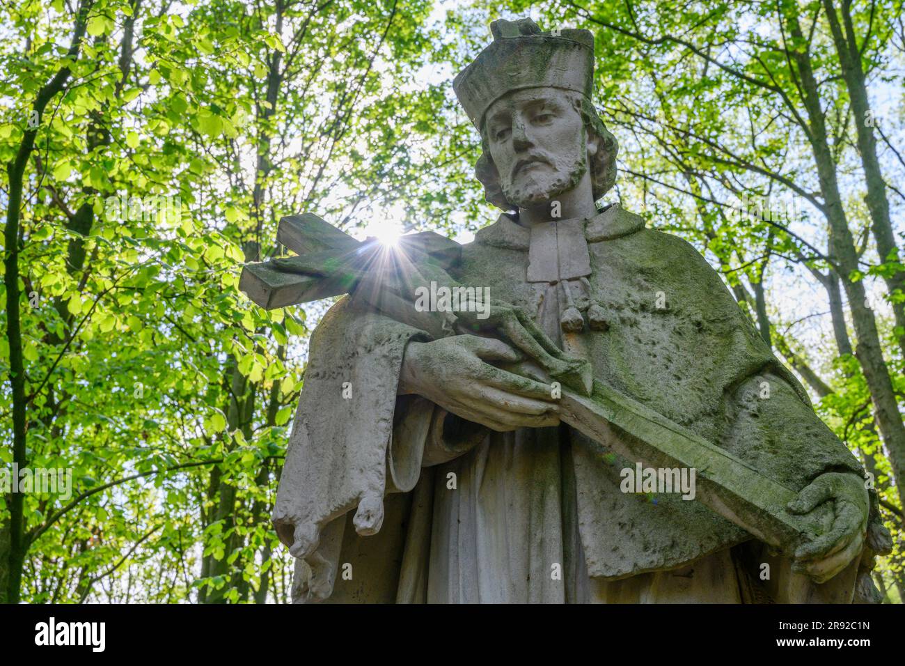 Statue von Nepomuk mit Christus am Kreuz in seinen Armen auf der Nepomuk-Brücke im Kloster Dinklage, Deutschland, Niedersachsen, Dinklage Stockfoto