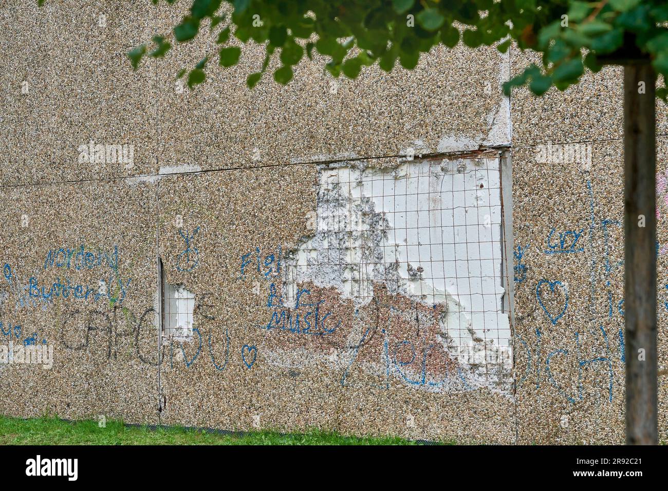 Schäden an einer gewaschenen Betonfassade, Deutschland Stockfoto