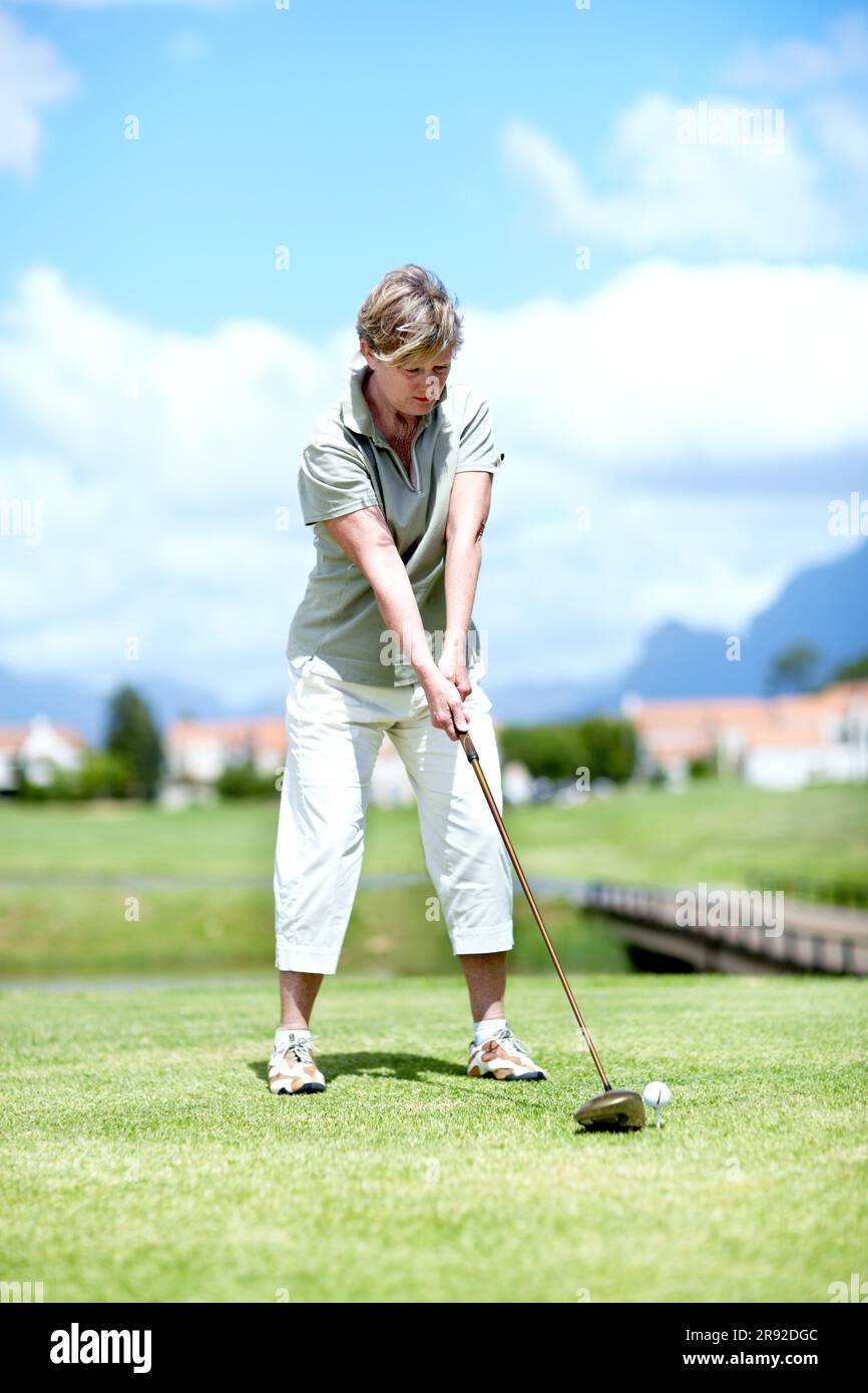 Seniorin, Frau oder Golfer, die im Ruhestand Golf für Fitness, Training oder Schlaganfall spielt. Reife, Golfer oder ernsthafte weibliche Spielerin Stockfoto