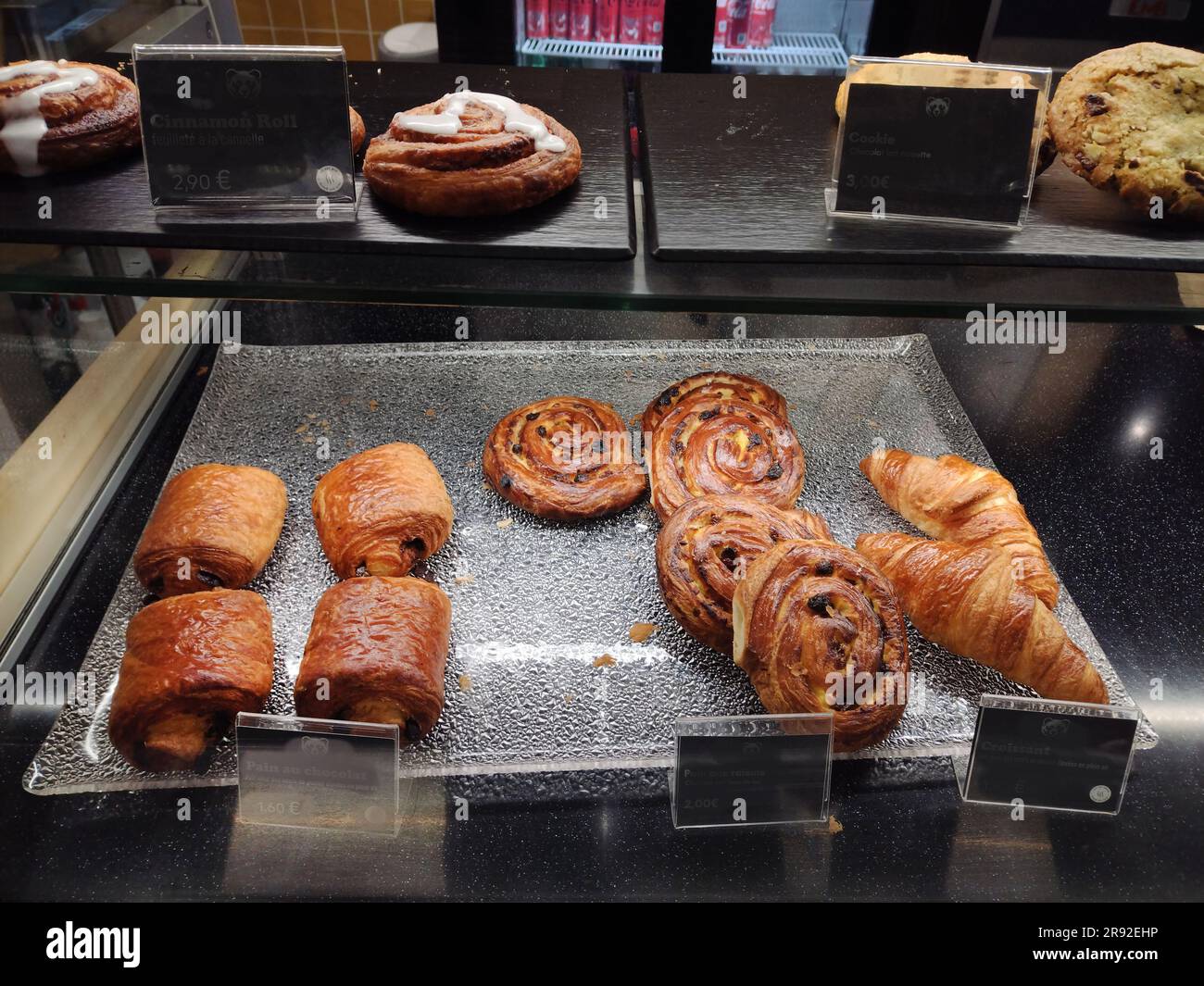 Croissant und süße Brötchen im Straßencafé (Stand) in Paris: Sieht köstlich in der Unterführung aus Stockfoto