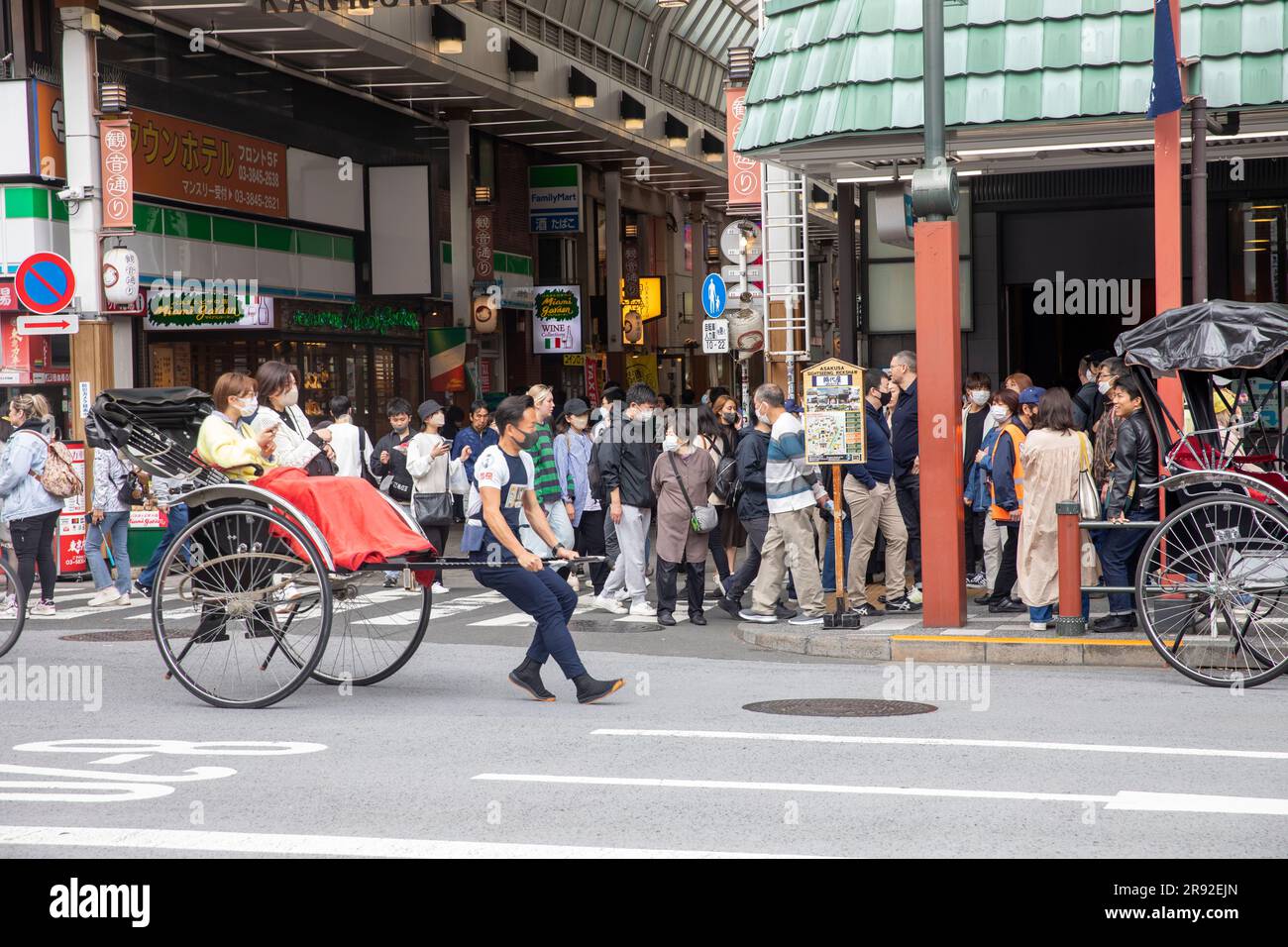 Asakusa-Viertel Tokio, Rikscha-Wagen auf den Straßen von Tokio, Japan, Asien, 2023 Stockfoto
