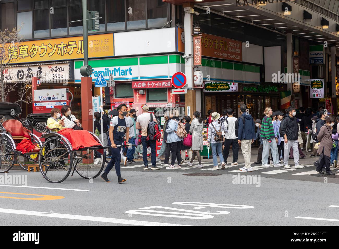 Asakusa-Viertel Tokio, Rikscha-Wagen auf den Straßen von Tokio, Japan, Asien, 2023 Stockfoto
