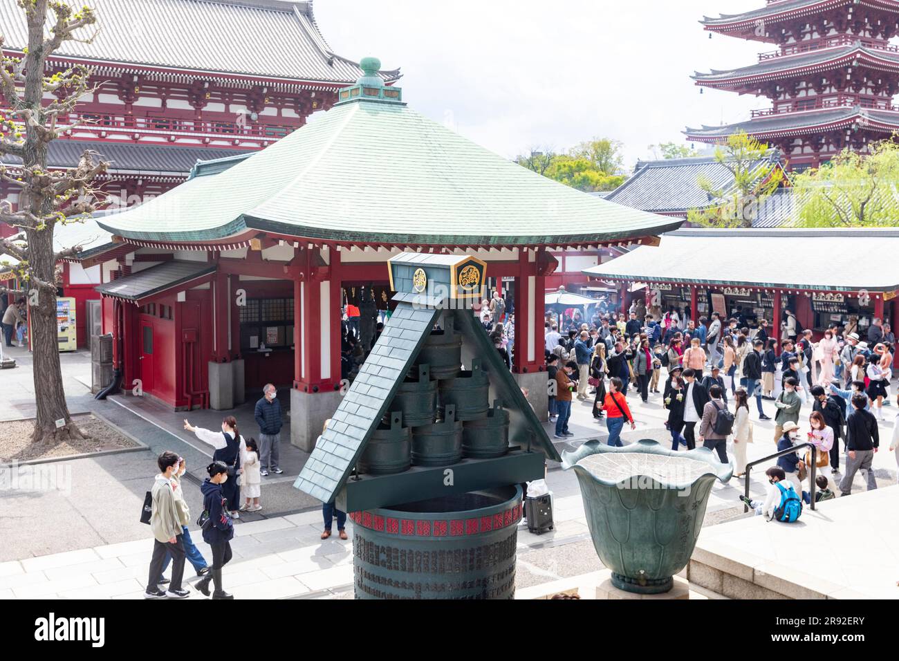 Senso-Ji-Tempel Tokio ältester Tempel im Asakusa-Viertel, 2023, Besucher und Touristen laufen auf dem Tempelgelände, Japan, Asien Stockfoto