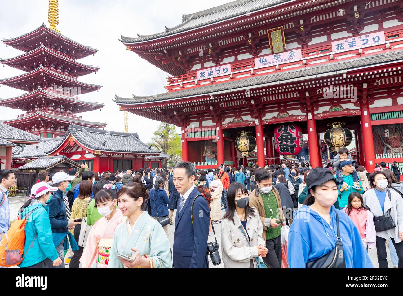 Senso-Ji-Tempel und Pagode Tokio ältester Tempel im Viertel Asakusa, 2023, Besucher und Touristen laufen durch das Tempelgelände, Japan, Asien Stockfoto