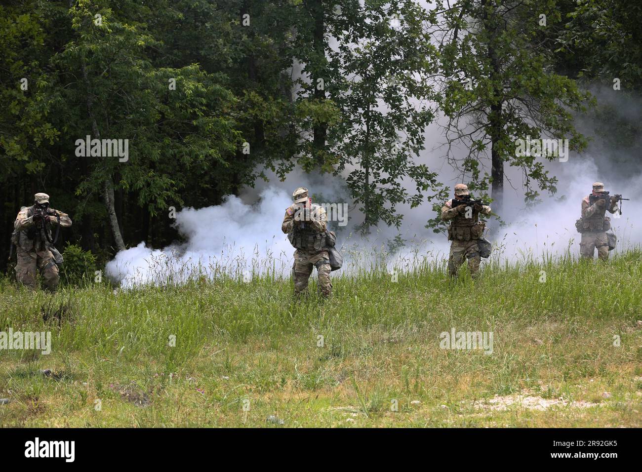 3-138. das Infanterie-Regiment führt sein jährliches Training in Fort Leonard Wood, Missouri, am 7. Juni 2023 durch. Die Hauptziele der diesjährigen Ausbildung waren die Verbesserung der Kenntnisse über individuelle Aufgaben und Schulungen auf Spezialwegen, einschließlich medizinischer, chemischer und biologischer Operationen, Patrouille, Waffen und Landnavigation (Photos by U.S. Soldat Der Nationalgarde, Sgt. Rose Di Trolio). Stockfoto