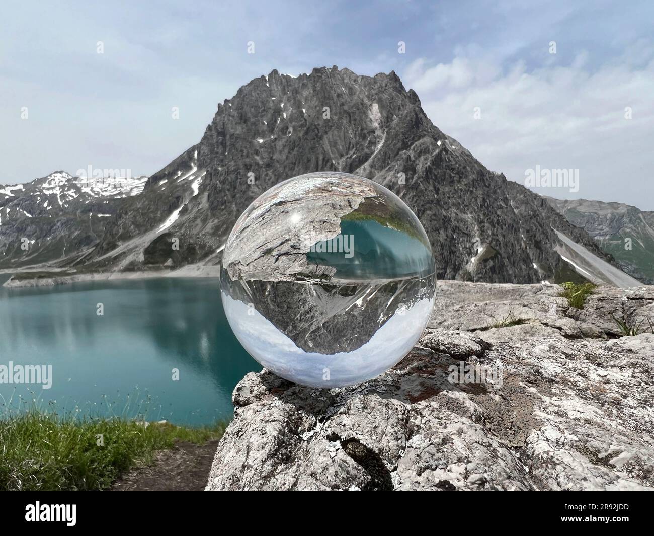 Lensball, der den Lünersee reflektiert, Österreich Stockfoto