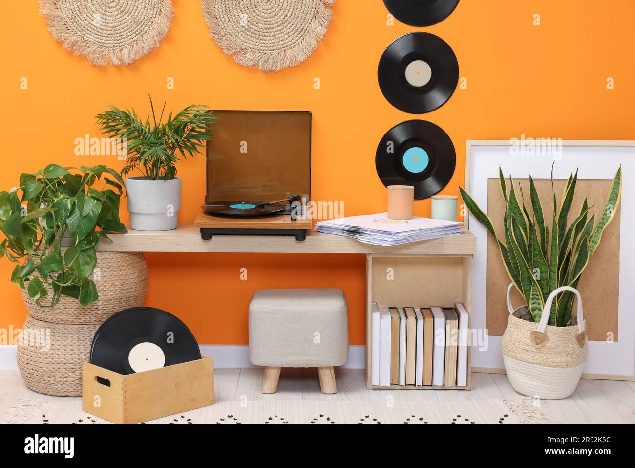 Stilvoller Plattenspieler mit Schallplatte auf dem Konsolentisch in einem gemütlichen Zimmer Stockfoto