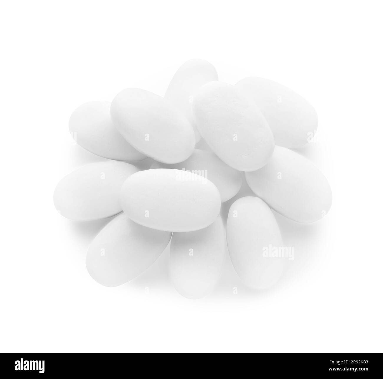 Leckere Minzbonbons auf weißem Hintergrund, Draufsicht Stockfoto