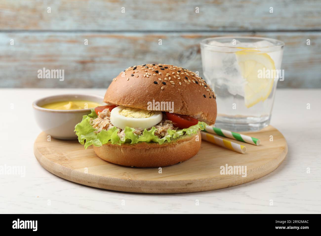 Köstliches Sandwich mit Thunfisch, gekochtem Ei, Gemüse serviert mit ...