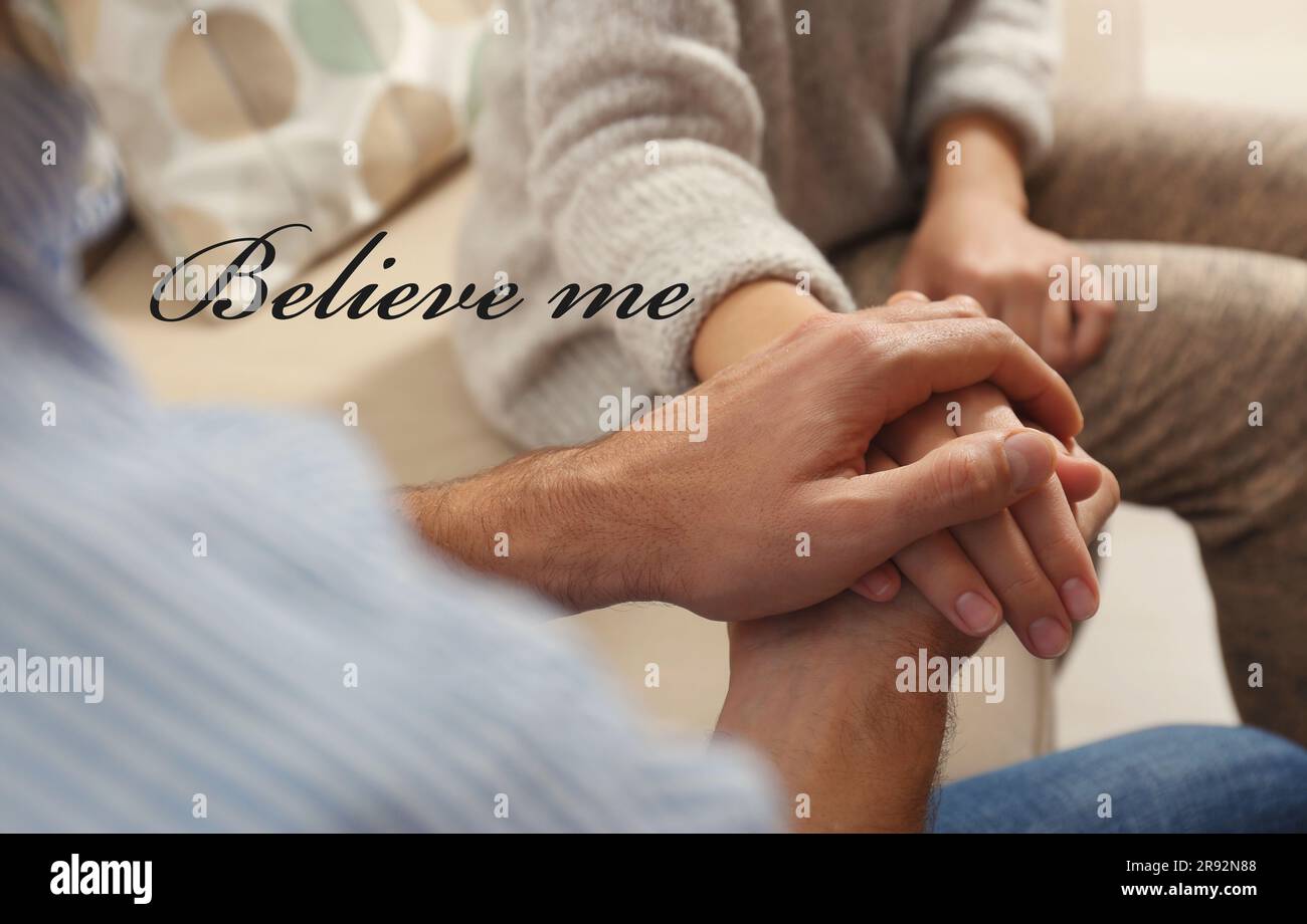 Glauben Sie mir, Bestätigung. Mann tröstet Frau, Nahaufnahme der Hände Stockfoto
