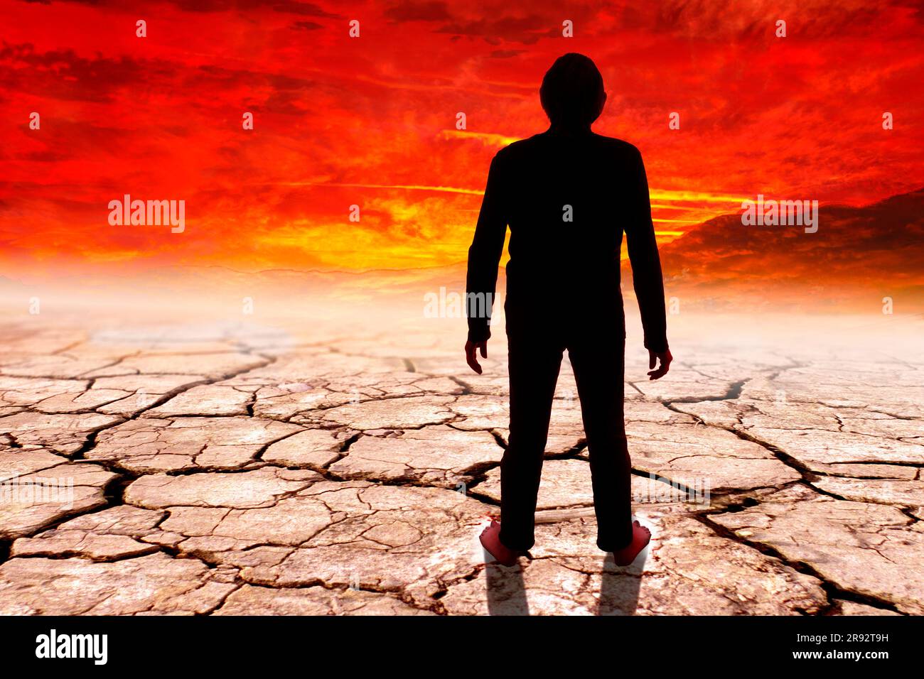 Der Mann schaut auf das Ende der Welt, konzeptionelles, zusammengesetztes Bild Stockfoto
