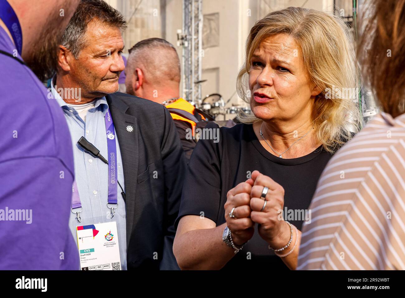 Bundesinnenministerin Nancy Faeser spricht während der Straßenparty mit einem Freiwilligen für Sportler und Anhänger der Olympischen Sonderspiele. Sommerspiele Berlin 2023 vor dem Brandenburger Tor im Zentrum Berlins. Die Berliner Spiele 2023 sind Gastgeber von 7000 Lernbehinderten aus fast 190 Ländern. Special Olympics ist eine internationale Wohltätigkeitsorganisation, deren Ziel es ist, Lernbehinderte in den Bereich des Olympischen Sports einzubeziehen. Berlin 2023 ist die größte Sport- und Wohltätigkeitsveranstaltung des Jahres 2023. Stockfoto