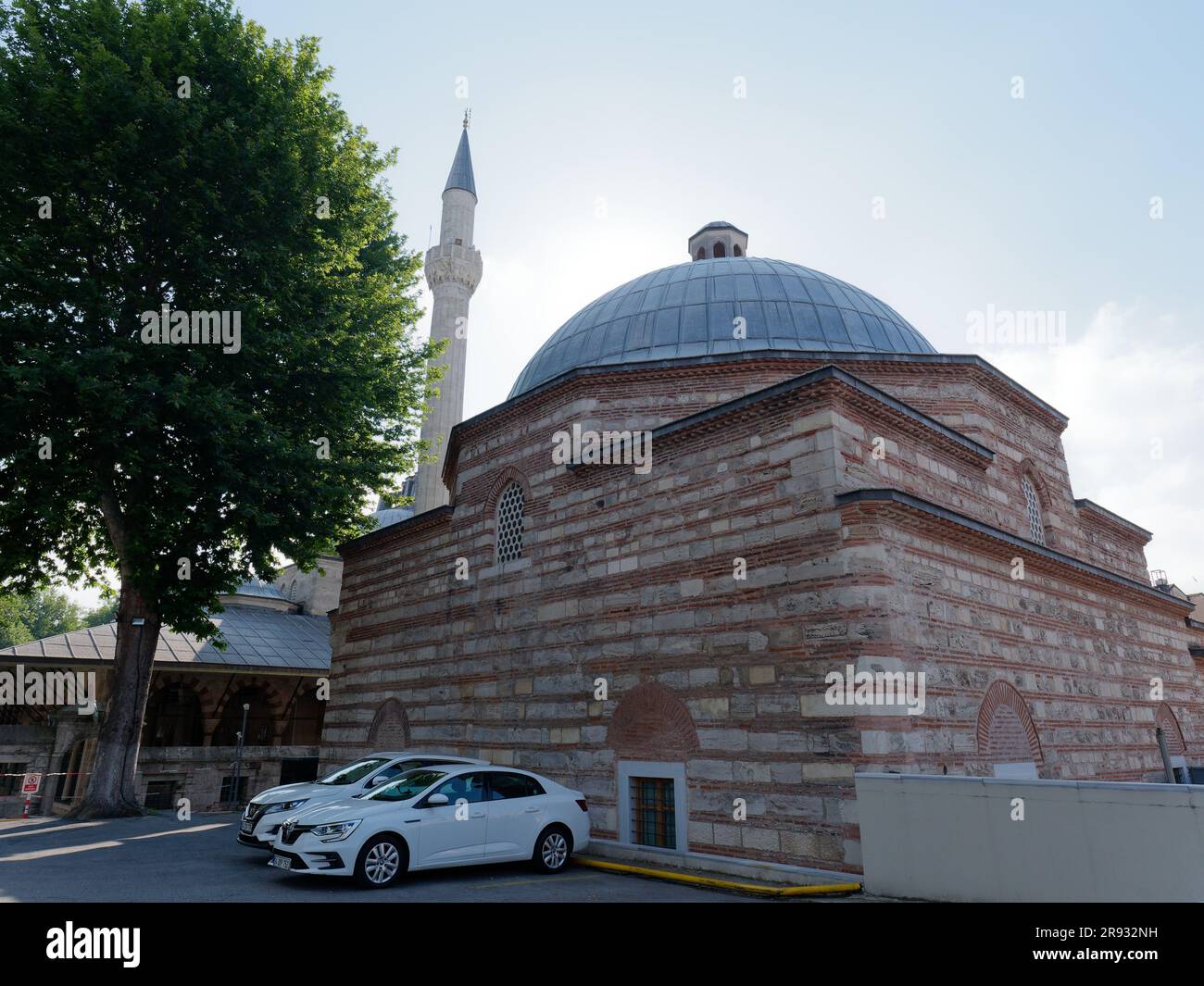 Kılıç Ali Paşa Hamam, ein renoviertes türkisches Badehaus aus dem 16. Jahrhundert im Stadtteil Tophane in Istanbul, Türkei. Kılıç Ali Pascha Moschee dahinter. Stockfoto