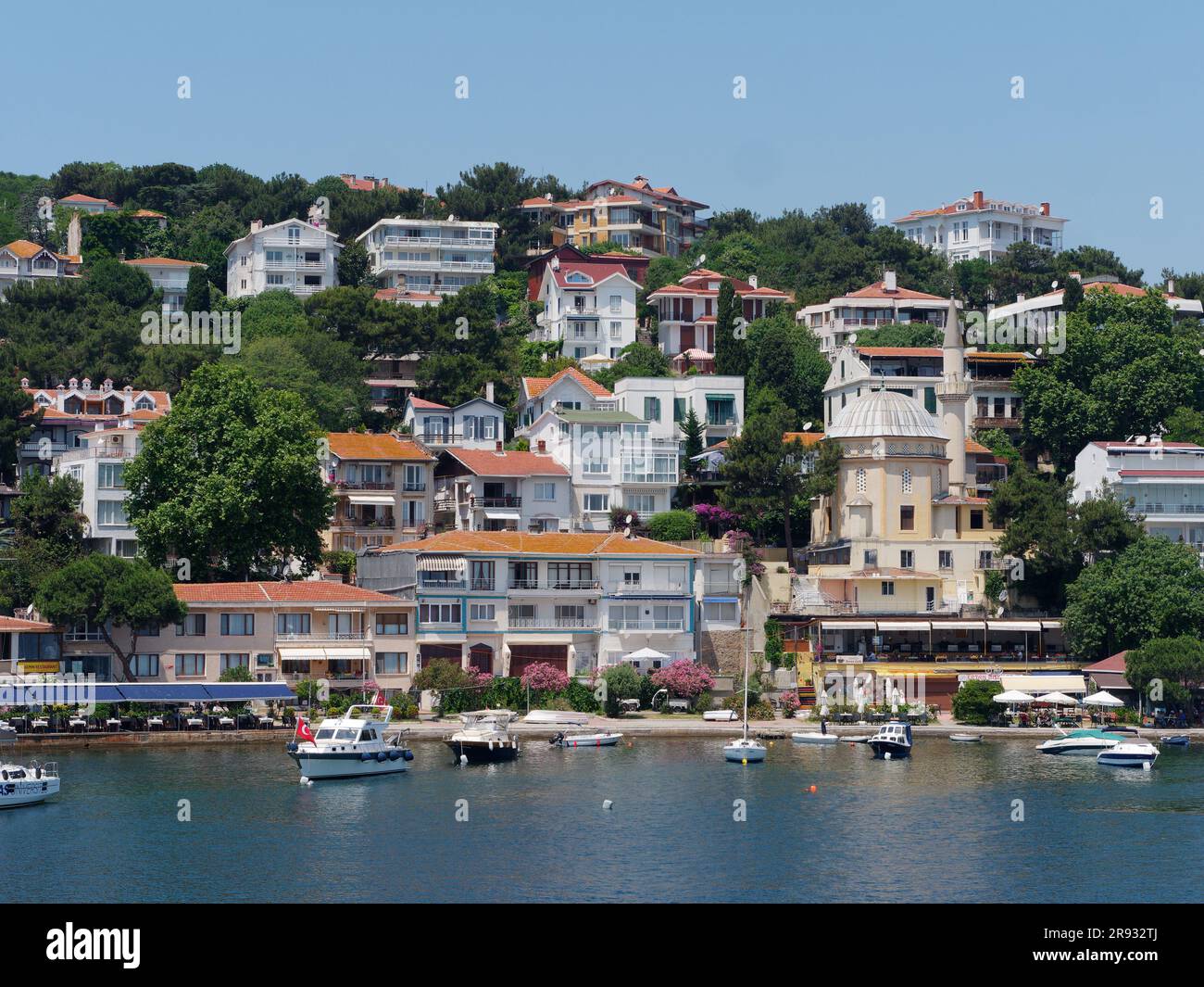 Direkt am Meer auf der Insel Burgaz, auch bekannt als Burgazada, eine der Prinzessin-Inseln im Marmarameer, in der Nähe von Istanbul, Türkei. Querformat. Stockfoto
