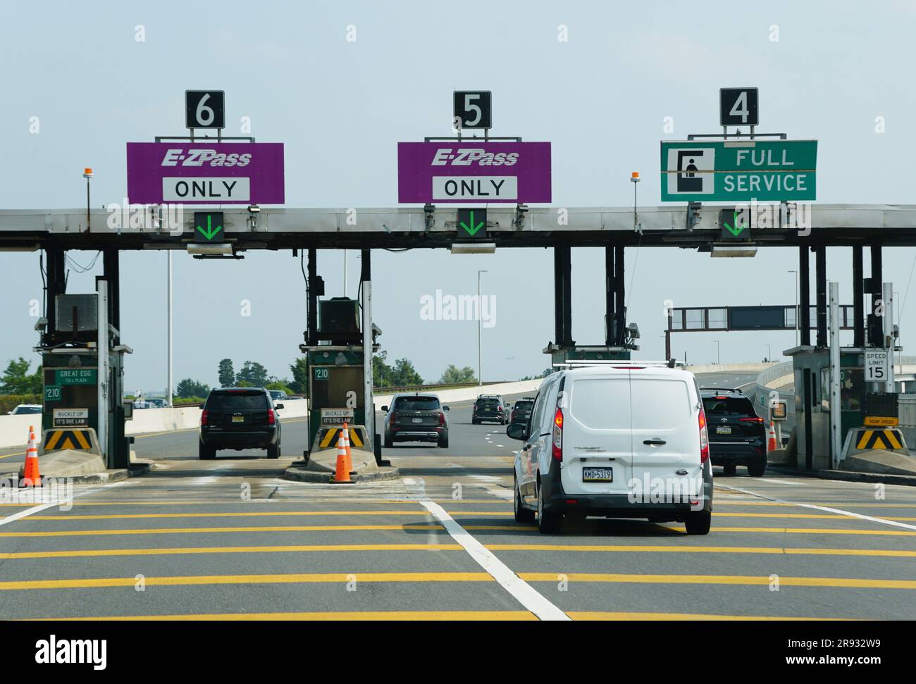 Ocean City, New Jersey, USA - 18. Juni 2023 - E-ZPass und Full-Service-Mautstelle an der Ausfahrt in die Stadt Stockfoto