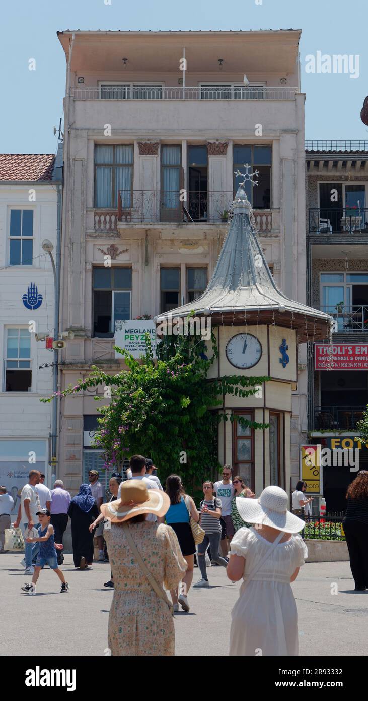 Elegante Damen mit Hüten in der Stadt Adalar auf Büyükada Island, Prinzessinseln, Marmarameer, in der Nähe von Istanbul, Türkei Stockfoto