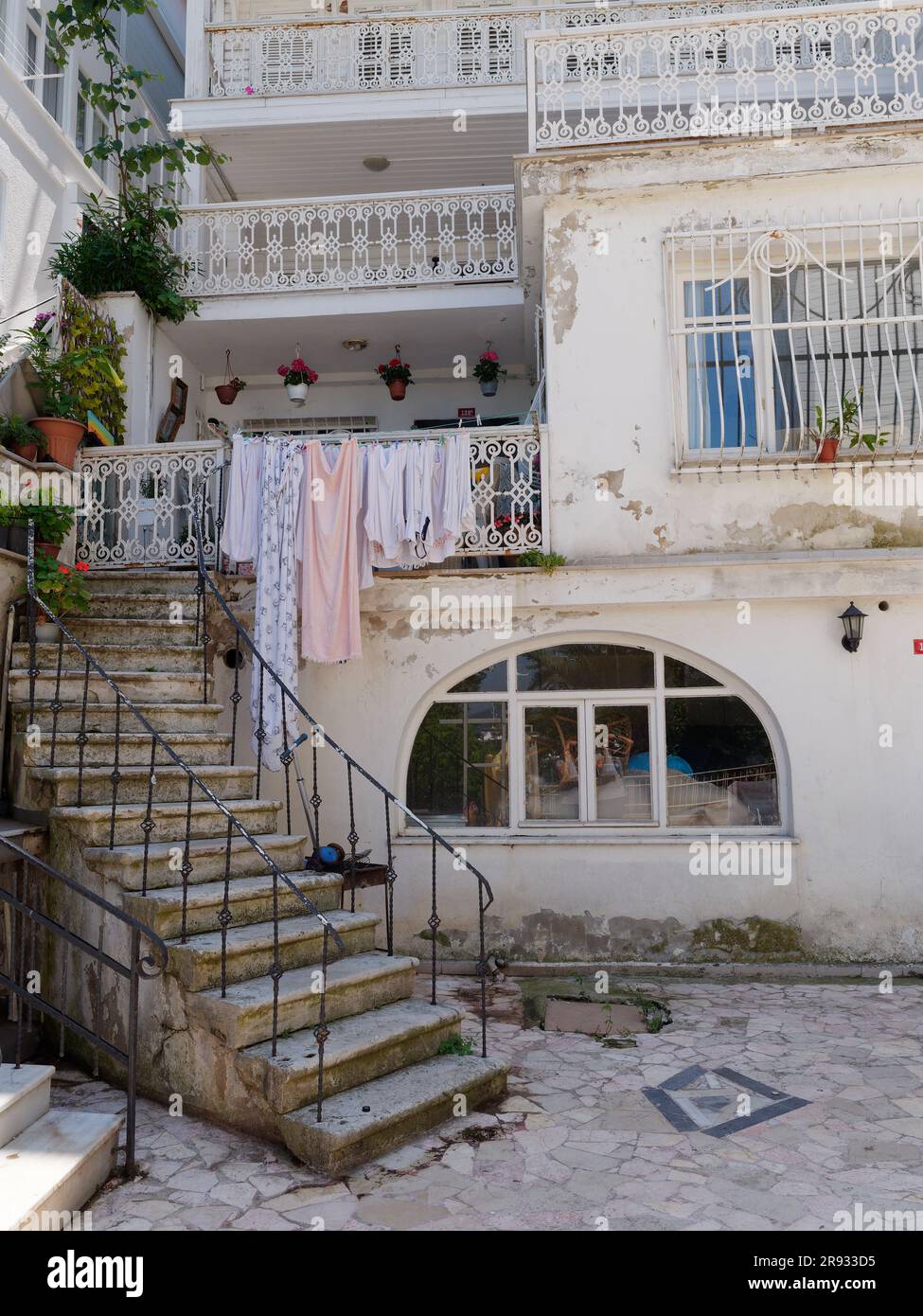 Mehrstöckiges Gebäude mit Stufen und Waschbecken, die zum Trocknen gehängt wurden, in Adalar auf Büyükada Island, Princess Islands, Sea of Marmara, in der Nähe von Istanbul, Türkei Stockfoto