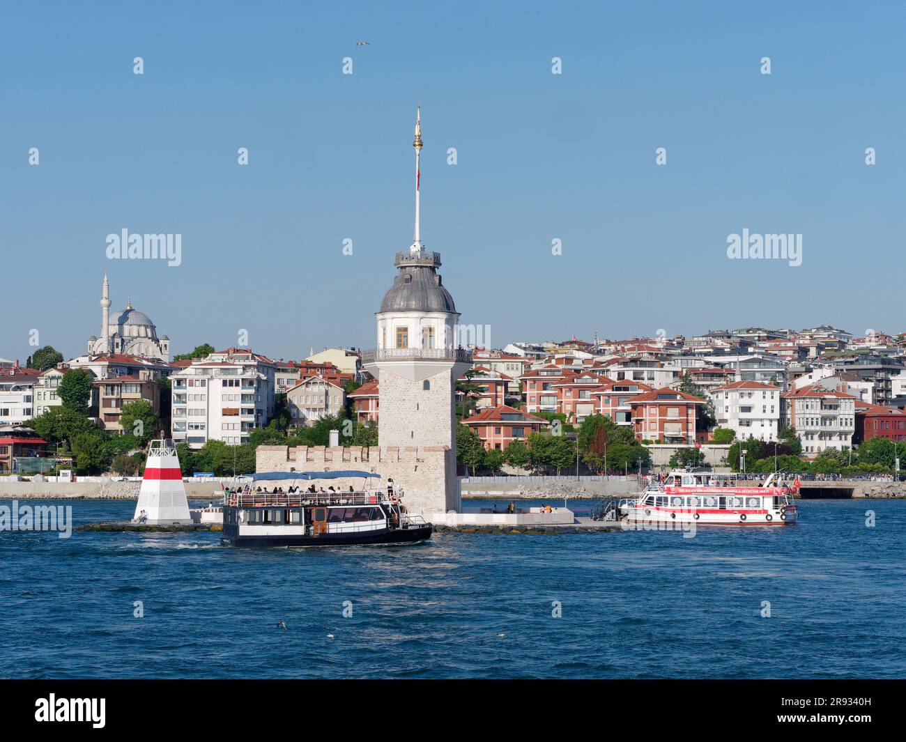 Passagierschiffe, die am Maidens Tower ankommen, einem Aussichtsturm und Sendeturm auf dem Bosporus (auch bekannt als Bosporus) in Uskudar, Istanbul, Türkei Stockfoto