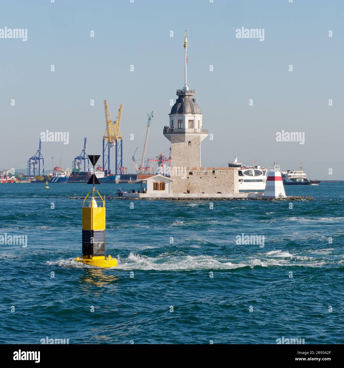 Besucher genießen die Aussicht vom Maidens Tower, einem Aussichtsturm und Sendeturm auf dem Bosporus (auch bekannt als Bosporus), Istanbul, Türkei. Stockfoto