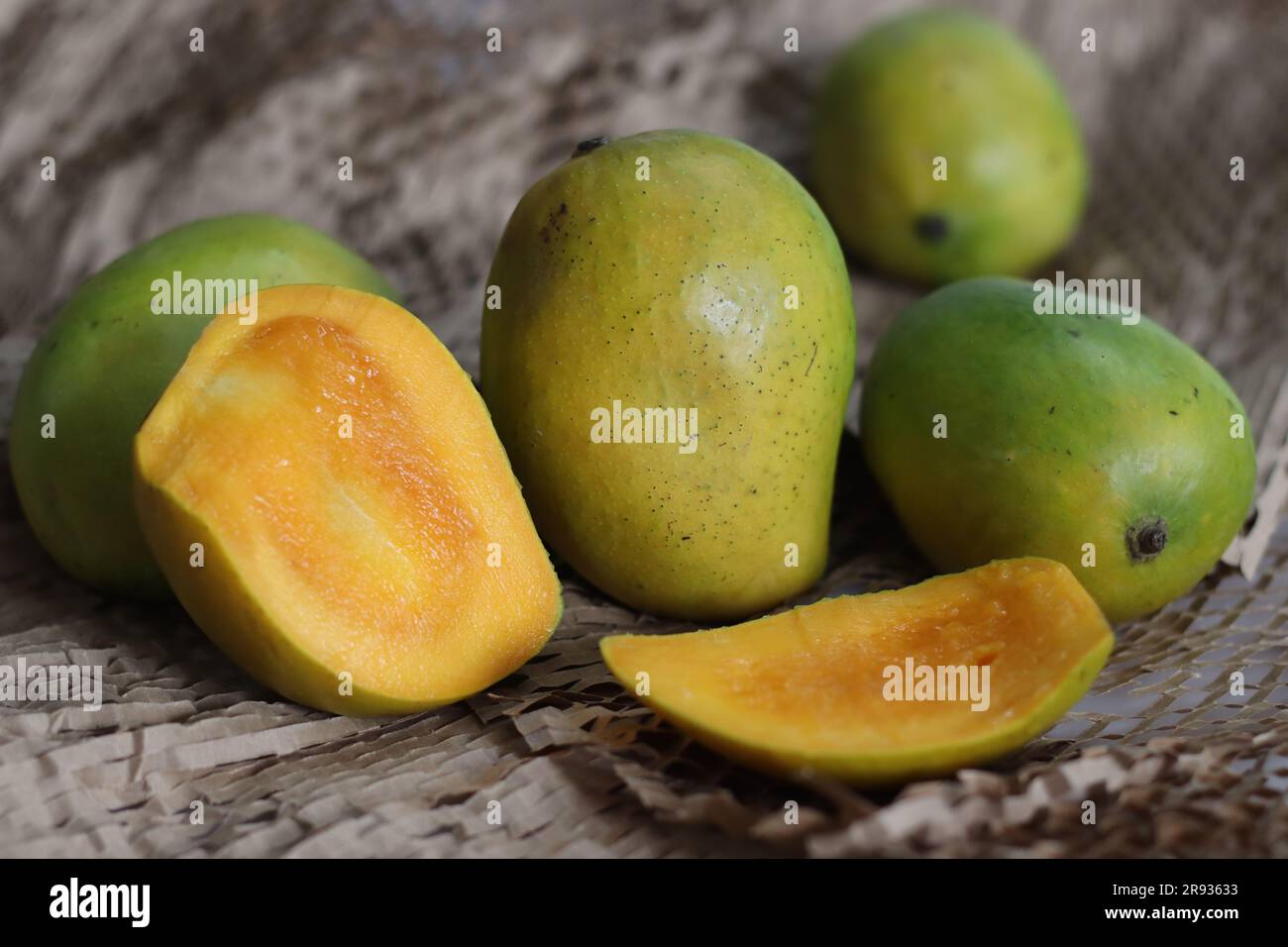 Frisches und reifes Stück Priyoor-Mangoe. Eine erstklassige Auswahl an Mangos aus Kerala. Er ist außergewöhnlich süß und saftig und hat ein reiches, tropisches Aroma und Stockfoto
