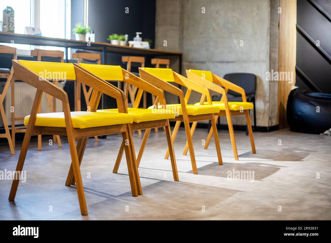 Gelbe Bürostühle im Konferenzraum. Modernes Büro Stockfoto