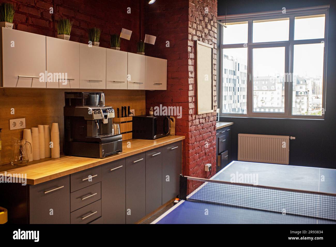 Moderne, elegante Ecke im Büro für Snacks. Gemütliche Büroeinrichtung Stockfoto