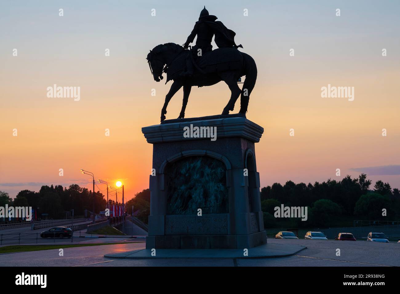 KOLOMNA, RUSSLAND - 16. JUNI 2023: Denkmal des Großherzogs Dmitry Donskoy aus nächster Nähe vor dem Hintergrund eines Sommeruntergangs Stockfoto